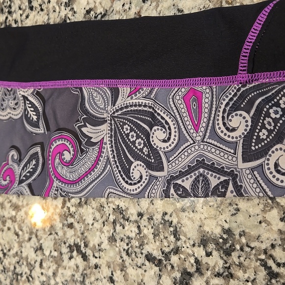 ATHLETA RUNAWAY TOP. PAISLEY DESIGN. BLACK/PURPLE. SIZE LARGE. - Picture 9 of 9